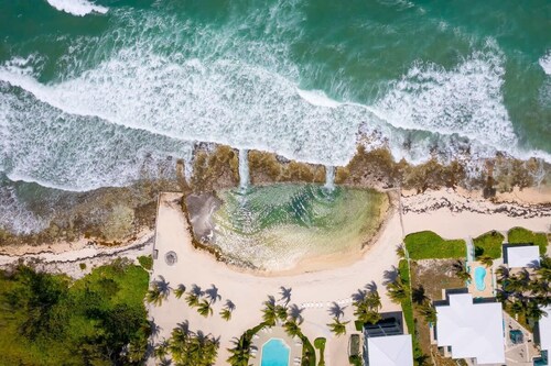 Penthouse 2 Bd/Bth Beachfront Condo w/ Heated Pool