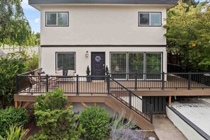 Exterior - Spacious SW Portland 4BR/3BA | 2 King Suites | 15min to Downtown | Groups of 8 (Portland)