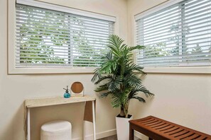 Interior - Spacious SW Portland 4BR/3BA | 2 King Suites | 15min to Downtown | Groups of 8 (Portland)