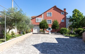 Property grounds - 2 bedroom lovely apartment in Citluk (Citluk)