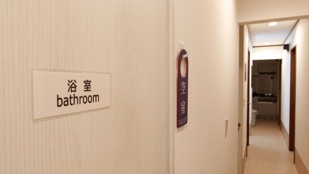 A hallway with a sign indicating a bathroom. - 203_Shinjuku Gourmet&Shopping Recently (新宿区)