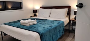 3 bedrooms, desk - BayWater Retreat@BaySide/Cleveland/Brisbne/GoldCst (Cleveland)