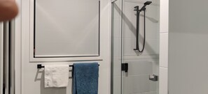 Shower, towels, soap, shampoo - BayWaterRetreat Walk2Water Cleveland Redland Brisbane Gold Coast Sunshine Coast (Cleveland)