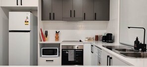 Cafetière/bouilloire, bouilloire électrique, tables à manger
