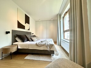 4 dormitoris, escriptori i espai de treball apte per a portàtils 