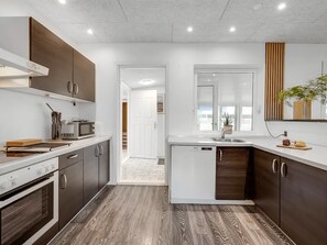 Fridge, microwave, dishwasher, cookware/dishes/utensils