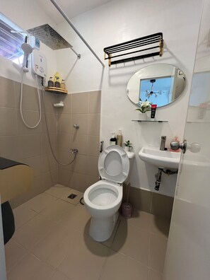 Dusj, hårføner, bidé og håndklær