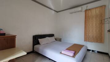 Phòng đôi Tiêu chuẩn | Khu vực làm việc phù hợp cho laptop, bộ trải giường