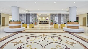 A spacious lobby with marble columns, a central reception desk, and seating areas. - Nur Al Naseem  (Makkah)