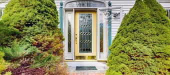 Three-story dog-friendly retreat with a washer/dryer & furnished deck