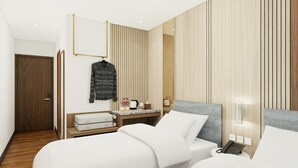 Een moderne hotelkamer met een houten vloer, een bed met wit beddengoed, een nachtkastje met een lamp en een kapstok.