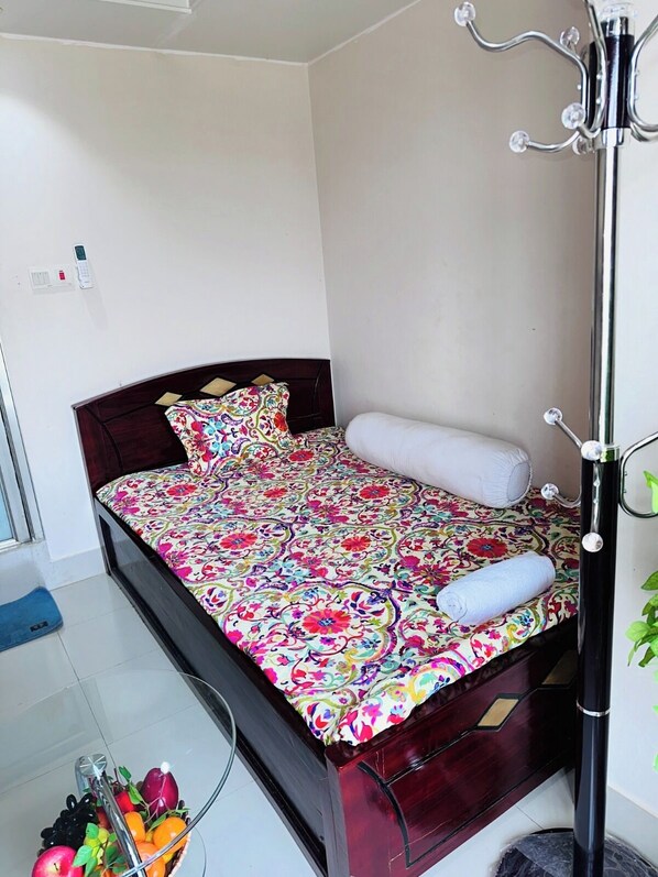 Desk, laptop workspace, free WiFi - Hotel Metro Inn (Dhaka)