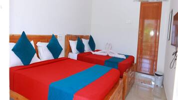 Quadruple Room | Hypo-allergenic bedding, desk, soundproofing, free WiFi