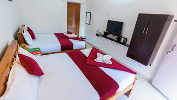 Quarto quádruplo | Roupas de cama antialérgicas, escrivaninha, quartos à prova de som