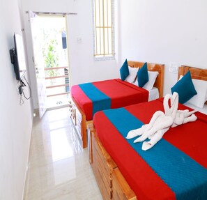 Ropa de cama hipoalergénica, escritorio y sistema de insonorización 