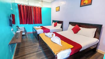 Habitación cuádruple básica | Ropa de cama hipoalergénica, escritorio, insonorización y wifi gratis