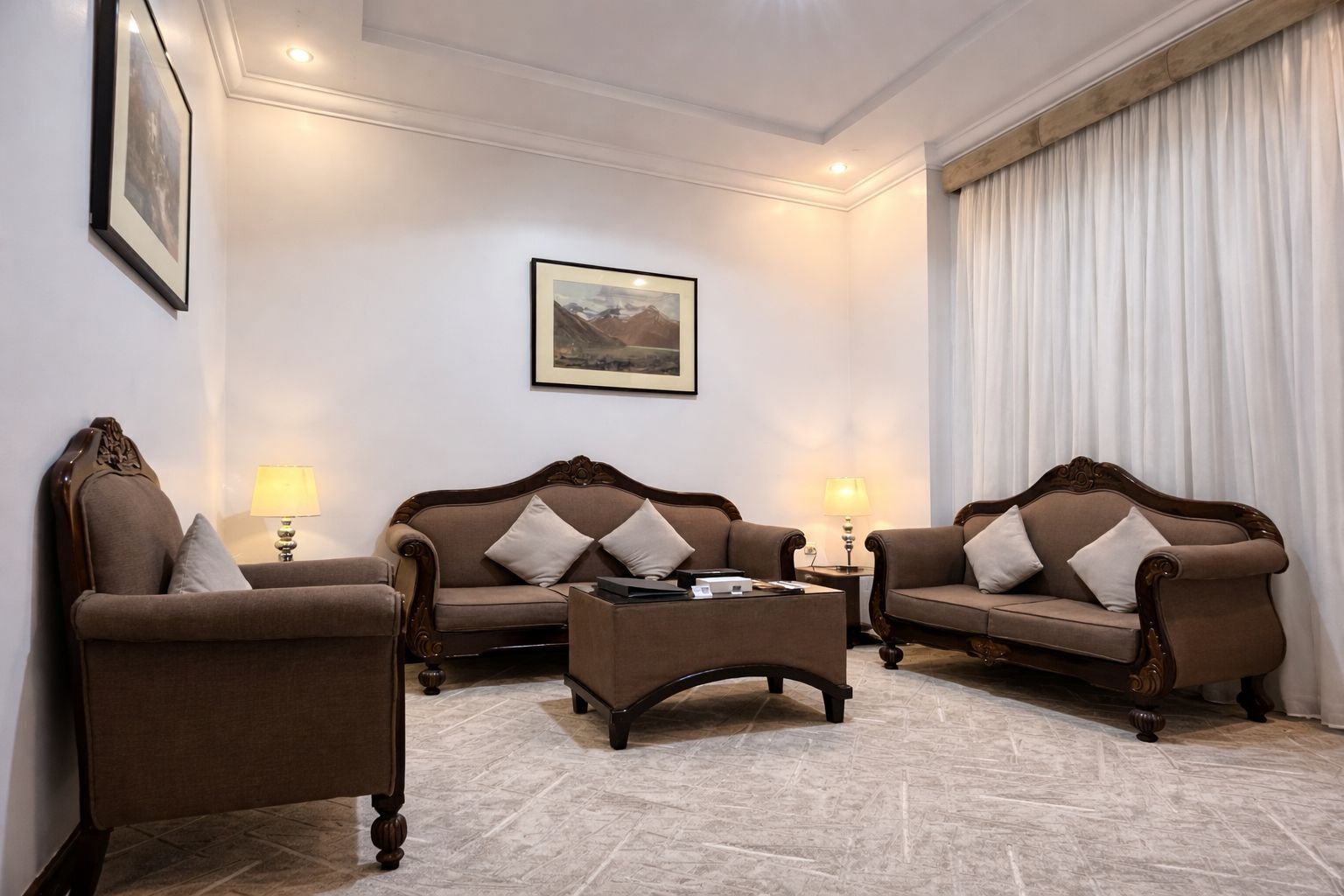 Executive Suite | Living area | 40-inch Smart TV with cable channels