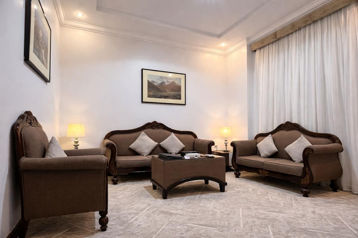 Executive Suite | Living area | 40-inch Smart TV with cable channels