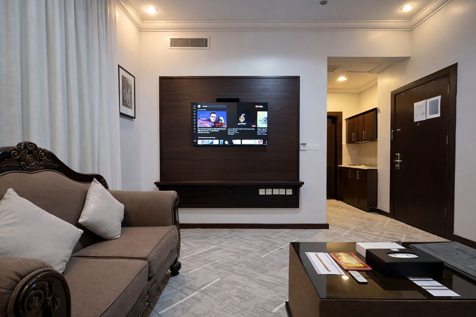 Executive Suite | Living area | 40-inch Smart TV with cable channels