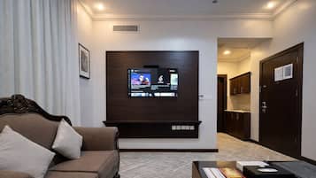 Executive Suite | Living area | 40-inch Smart TV with cable channels