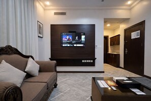 Executive Suite | Living area | 40-inch Smart TV with cable channels
