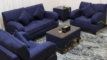 Suite junior | Área de sala de estar | Smart TV de 40 pulgadas con canales por cable