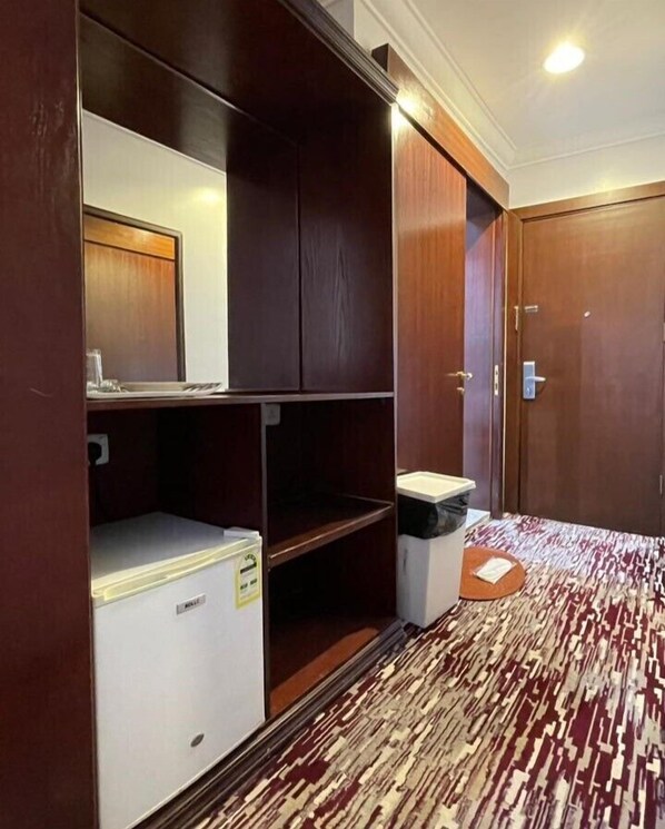 Habitación individual básica | Cocina privada | Refrigerador con congelador, microondas y parrilla de estufa