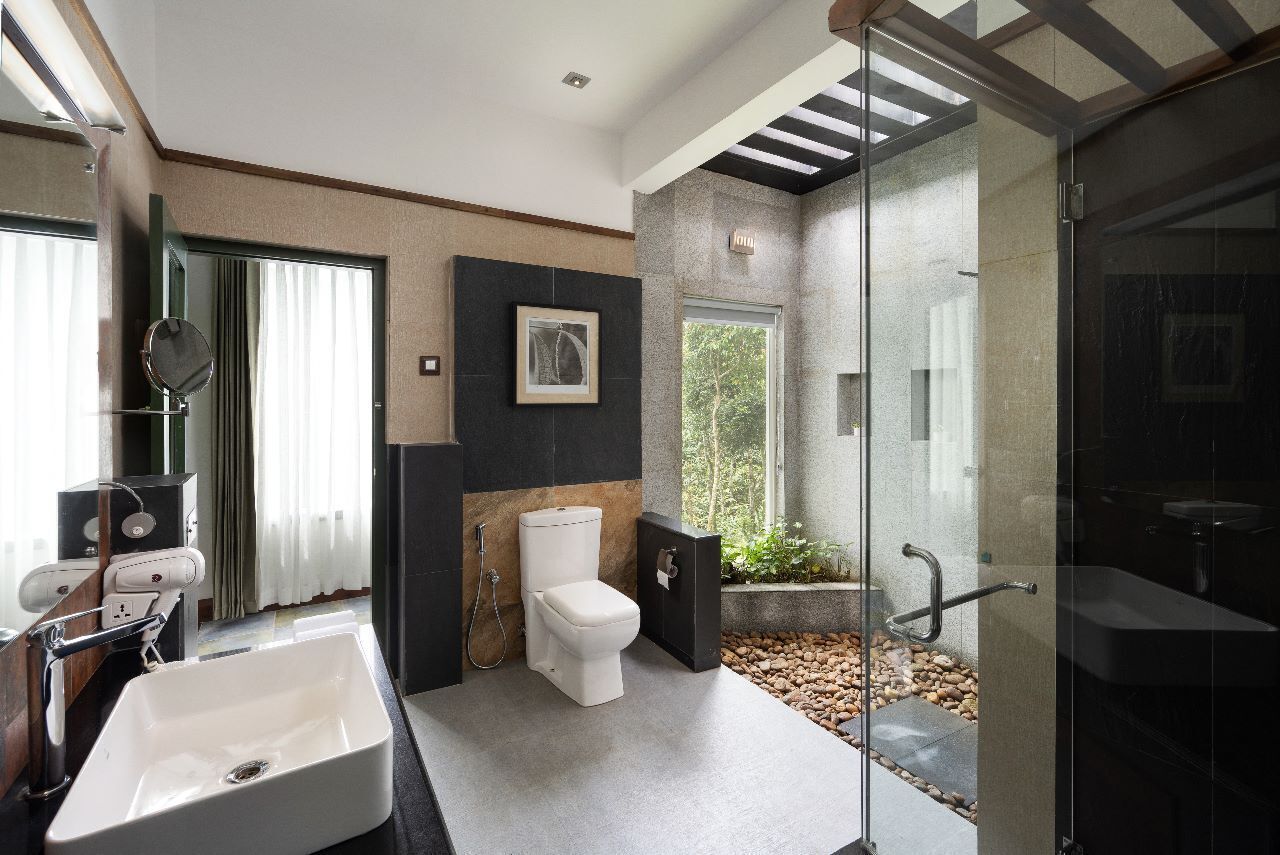 Deluxe Suite, Balcony, Garden View | Bathroom | Shower, rainfall showerhead, hair dryer, slippers