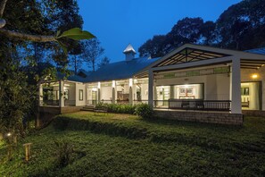 Suite Deluxe, balcón, vistas al jardín | Ropa de cama de alta calidad y edredones de plumas