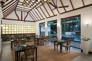 Restaurant - Reen Resorts Aanavilasam Thekkady (Peermade)