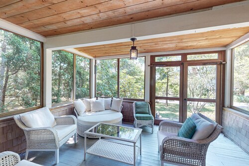 Coastal home with screened porch, W/D, & amazing location