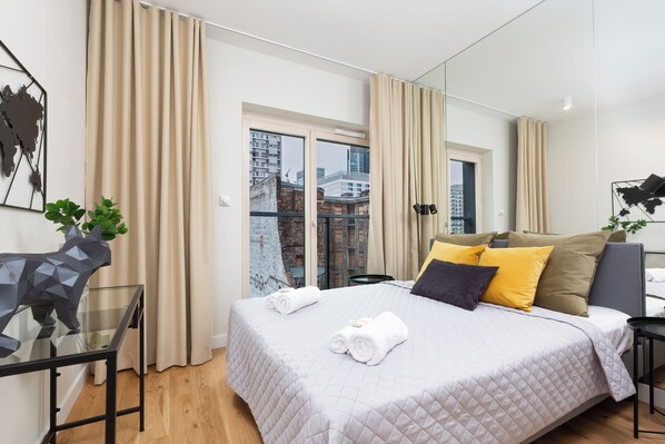 Lägenhet - 2 sovrum - 2 badrum | 2 sovrum, skrivbord, arbetsyta för laptop och sängkläder