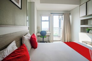 Deluxe Double Room | Laptop workspace, free WiFi, bed sheets - OYO 94064 Sayy Rooms At Springwood (Tangerang)