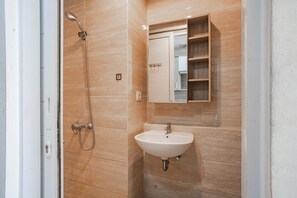 Chambre Double Deluxe | Salle de bain | Douche, douche à « effet pluie », bidet, serviettes fournies