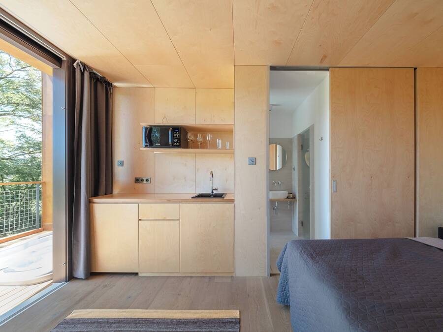 Cabana romântica, vista para a colina | Área de estar | Smart TV 50 cm com canais digitais