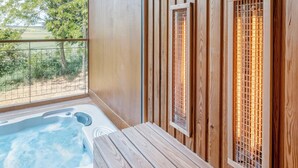 Romantic Cabin, Hill View | Bathroom | Shower, free toiletries, hair dryer, bathrobes - Rock Cabins (Vigántpetend)
