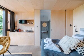 Romanttinen mökki, näköala mäelle | 1 makuuhuone, minibaari, pimennysverhot, äänieristys