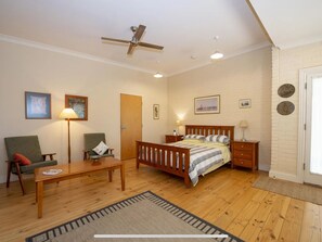 3 bedrooms, iron/ironing board, bed sheets