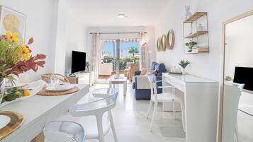 Familieleilighet, flere soverom, 2 bad, sjøvendt (Mi Capricho Modern Sunshine) | Oppholdsområde | Flatskjerm-TV