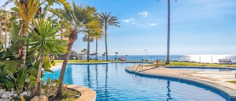 Appartement Familial, plusieurs chambres, 2 salles de bains, vue mer (Mi Capricho Modern Sunshine) | Piscine | Piscine extérieure (ouverte en saison)