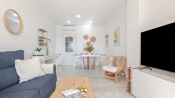 Family Apartment, Multiple Bedrooms, 2 Bathrooms, Sea Facing (Mi Capricho Modern Sunshine) | Dining room