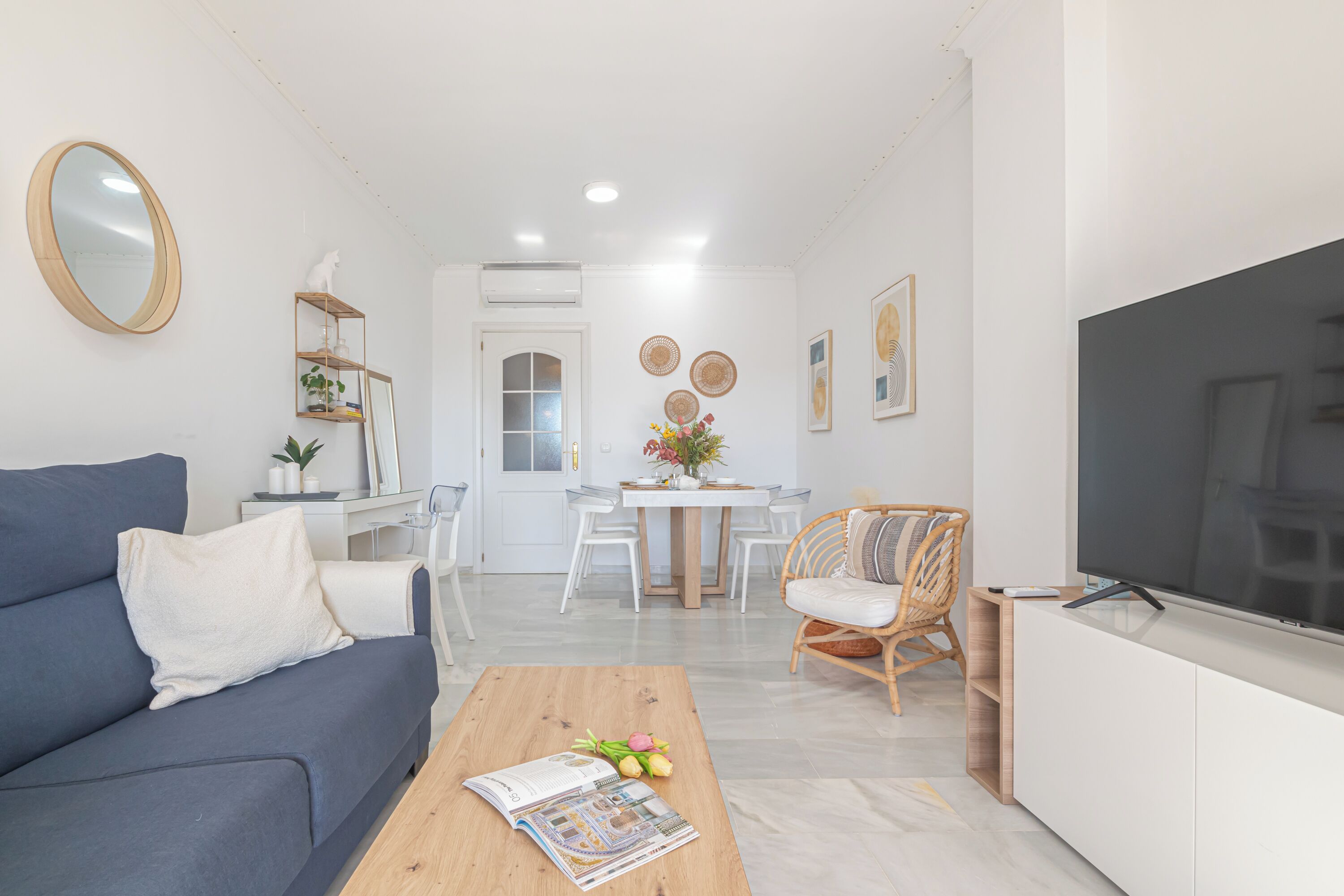 Familieleilighet, flere soverom, 2 bad, sjøvendt (Mi Capricho Modern Sunshine) | Oppholdsområde | Flatskjerm-TV