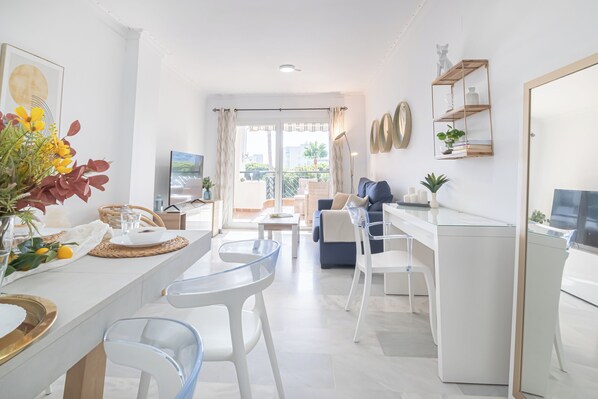 Flat-screen TV - Mi Capricho Modern Sunshine (Mijas)