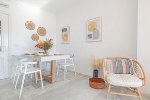 Căn hộ dành cho gia đình, nhiều phòng ngủ, 2 phòng tắm, đối diện biển (Mi Capricho Modern Sunshine) | Khu ăn uống