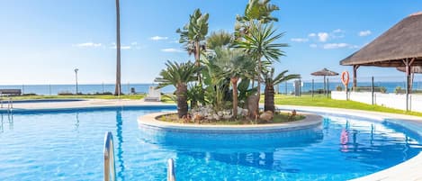 Appartement familial, plusieurs chambres, 2 salles de bains (Mi Capricho Modern Sunshine) | Piscine | Piscine extérieure en saison