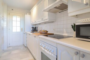 Fridge, microwave, oven, stovetop - Mi Capricho Modern Sunshine (Mijas)