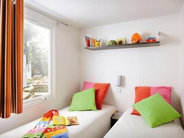 2 habitaciones, muebles diferentes y ropa de cama 