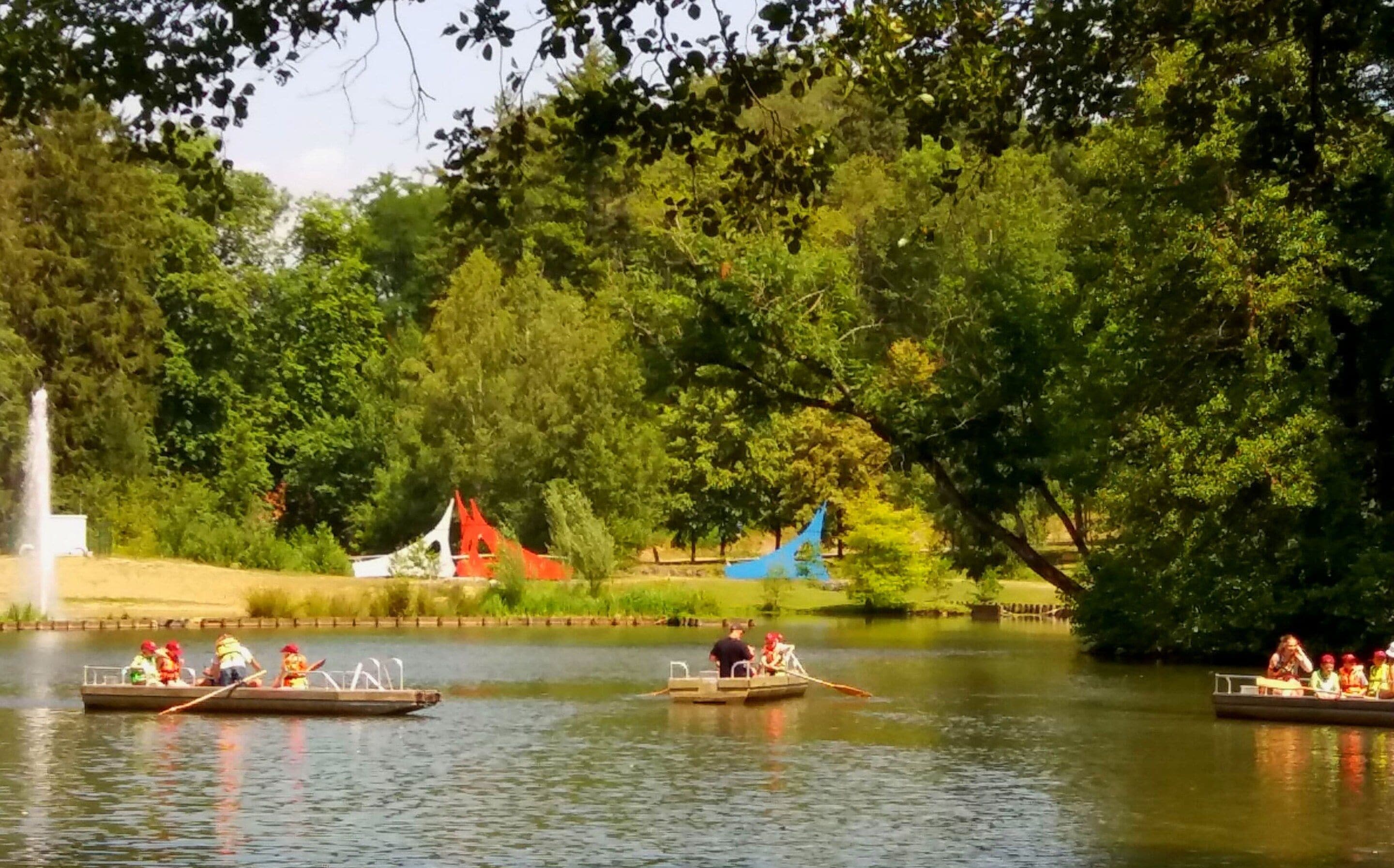 Une rivière paisible où l’on peut voir des bateaux et des gens.