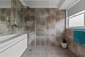 Shower, eco-friendly toiletries, hair dryer, towels - Driftwood Callala Plus+ - The Perfect Jervis Bay Retreat for up to 10 guests! 🐋 (Callala Bay)