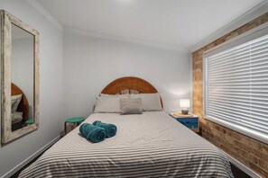 4 bedrooms, desk, iron/ironing board, travel cot - Driftwood Callala Plus+ - The Perfect Jervis Bay Retreat for up to 10 guests! 🐋 (Callala Bay)